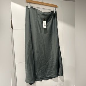 Midi elastic waist skirt.